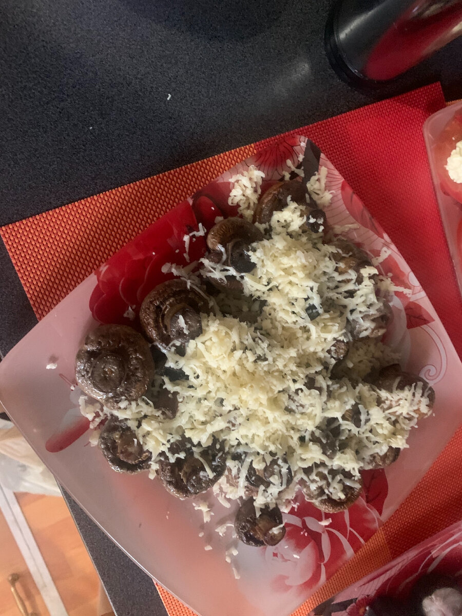 У нас запечённые шампиньоны, посыпанные тёртым сыром