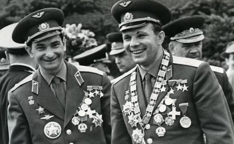 На фото - космонавты В.Быковский и Ю.Гагарин при орденах