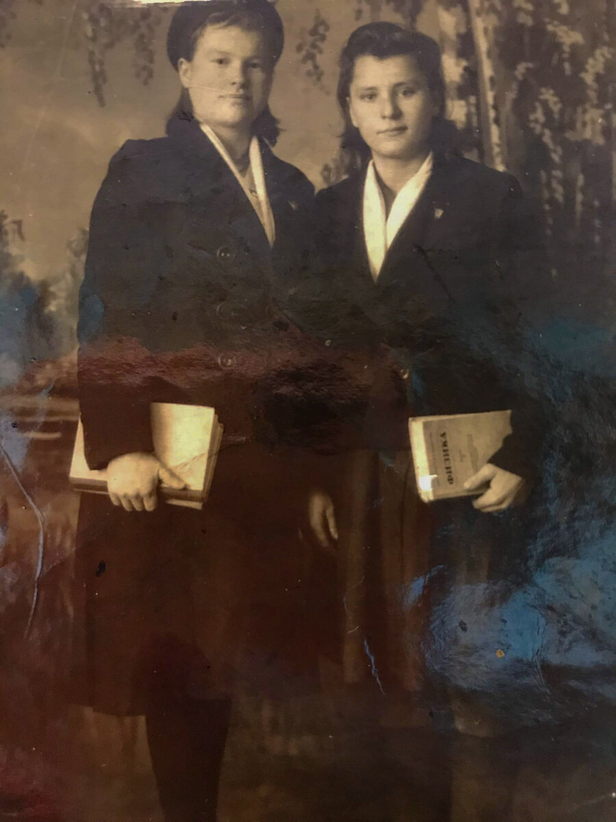 Справа бабушка Фрося