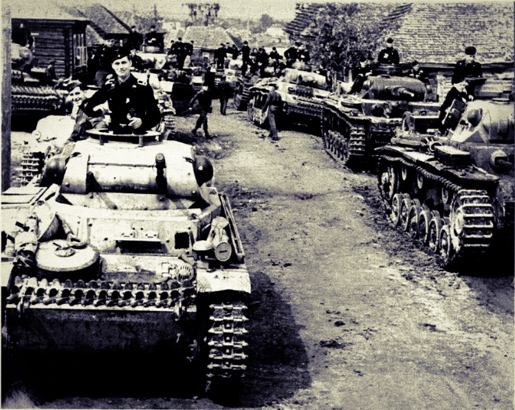 Танковая группа Гудериана. На фотографии можно заметить PZII, PZIII и PZIV (ранние версии), которые составляли основную мощь.