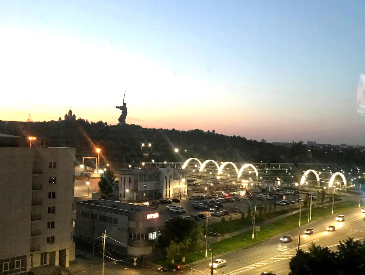 Вид на Мамаев курган со стороны стадиона Волгоград-Арена. Фото Эвелины Гаевской @evelinagaevskaya