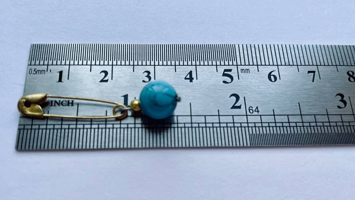 Размер в целом. Мини-булавочка и мини-бусина.