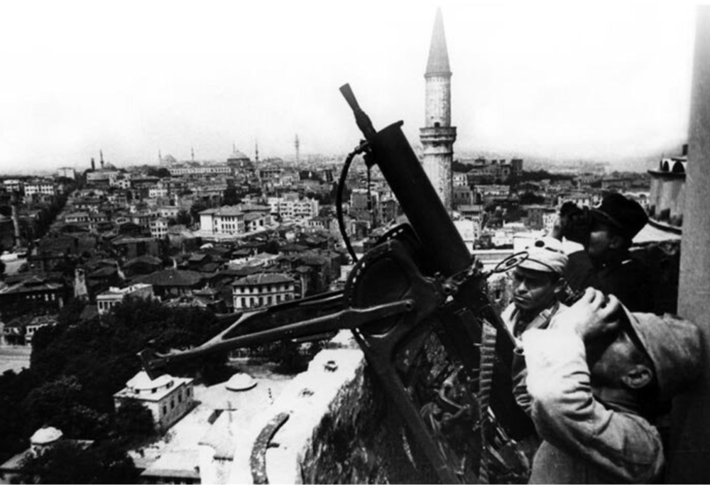 Пулемёты MG 08 на минарете Айя-Софии в Стамбуле. Сентябрь 1941 года. Фото из открытых источников