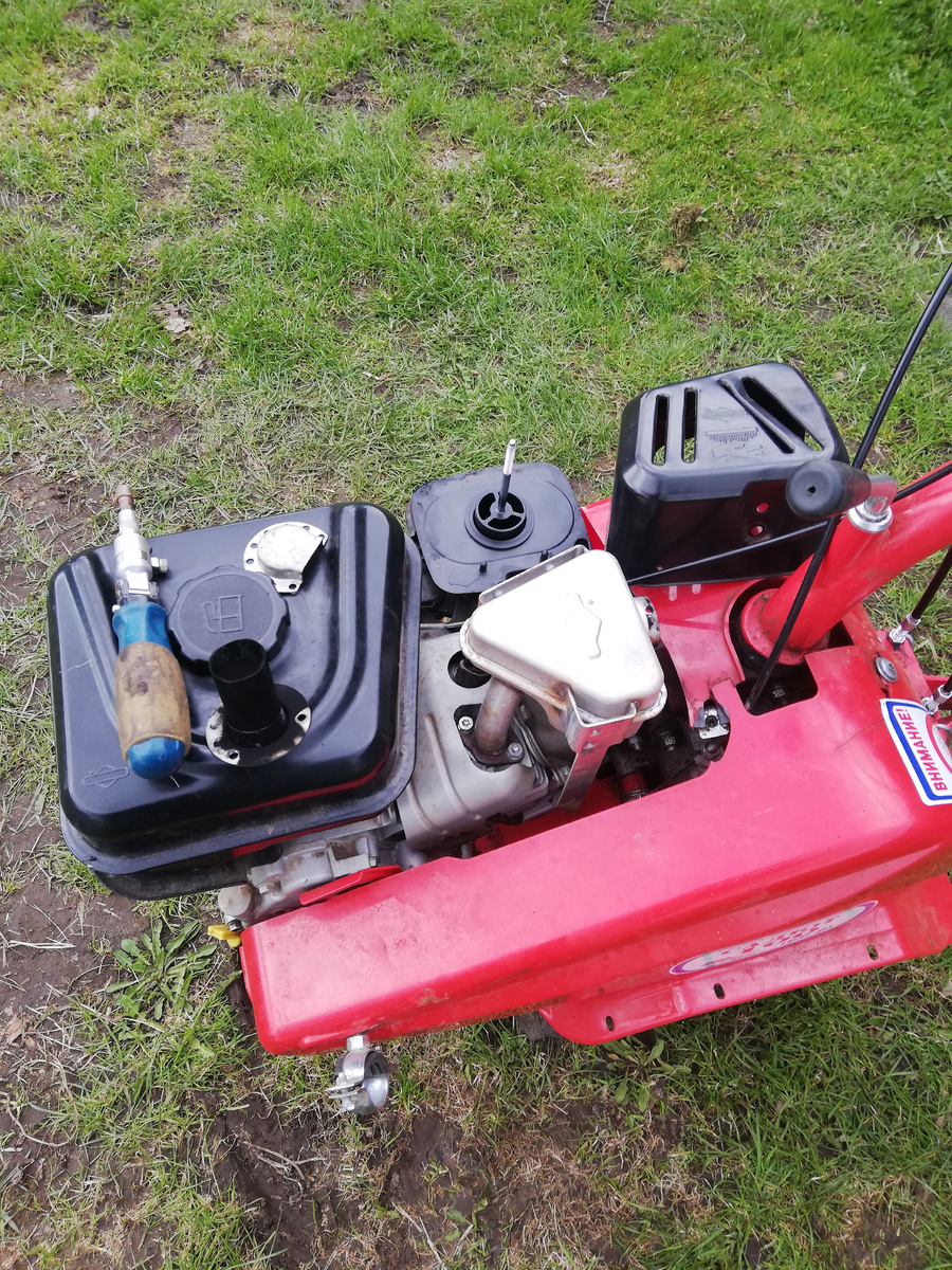 Свечной канал аккурат под выхлопным коллектором