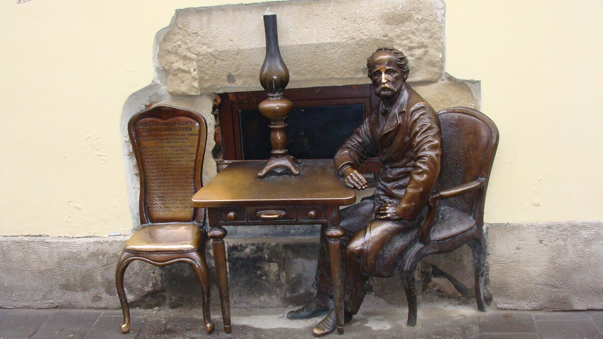 Львов, помятник Игнасию Лукасевичу, изобретателю керосиновой лампы. Кто бы мог предположить, что это скромное, на первый взгляд, событие, по сути, создаст новые отрасли - нефтедобычу и нефтепереработку