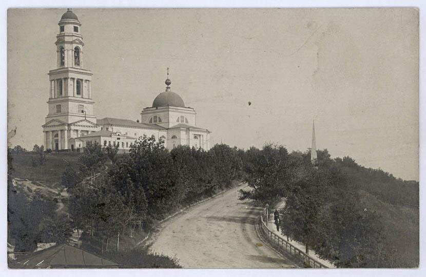 Дореволюционный Липецк. Христорождественский собор и Петровский спуск. Виден также шпиль Петровского обелиска.