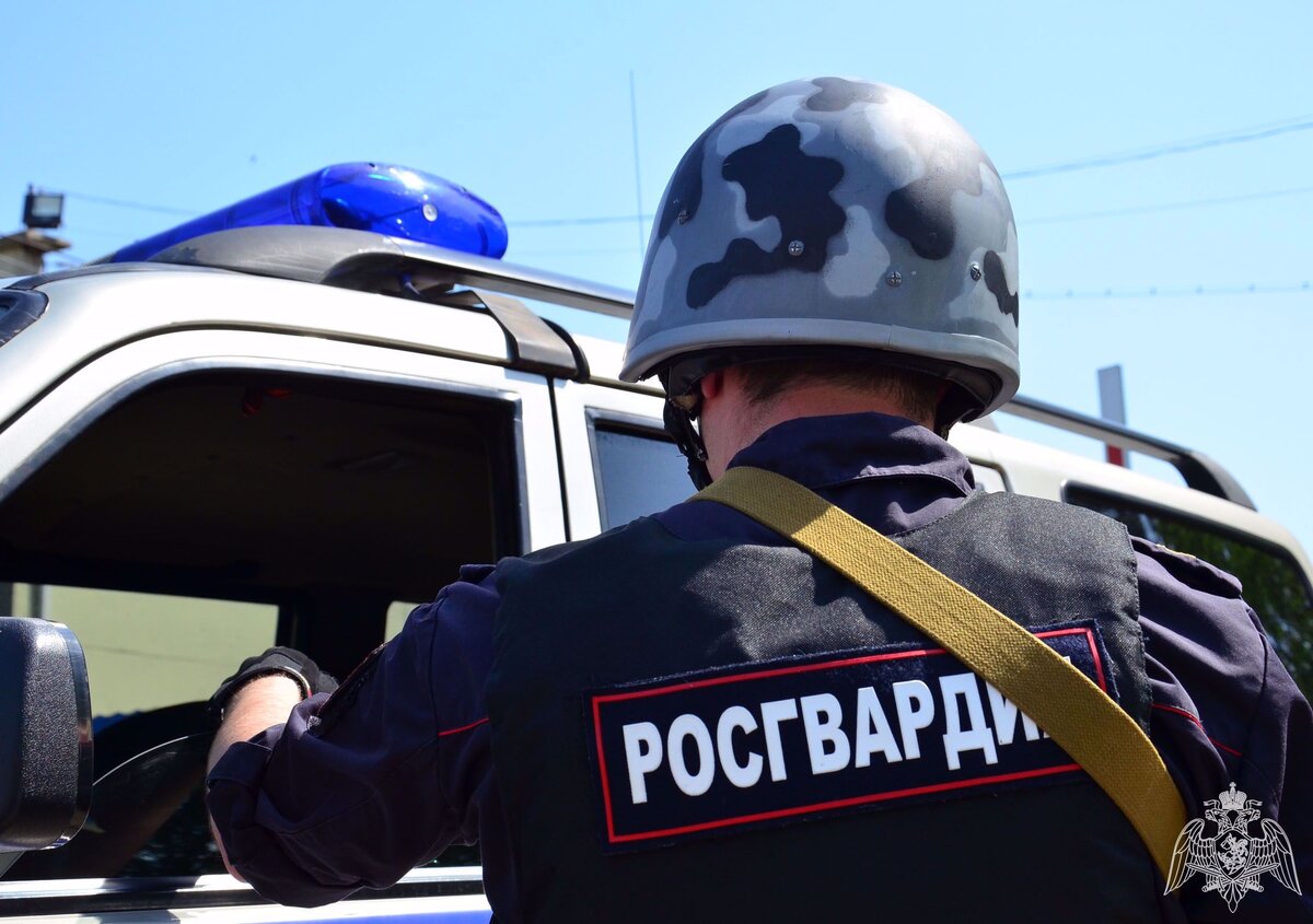  В девять часов вера в торговом центре по улице 8 Марта сработала кнопка тревожной сигнализации. Ближайший экипаж группы задержания вневедомственной охраны Росгвардии незамедлительно выдвинулся к охраняемому объекту для выяснения причины срабатывания. Сотрудник охраны торгового центра, встретивший правоохранителей, рассказал, что неизвестный мужчина зашел в отдел детских игрушек и, тайком пробравшись за прилавок, украл контейнер с выручкой. Пропажу в размере 18 тысяч рублей обнаружила продавец торговой точки. Мужчина, подозреваемый в совершении кражи денежных средств, был задержан на месте. В его пакете стражи порядка обнаружили контейнер с заявленной суммой денег.

Для дальнейшего разбирательства 27-летнего гражданина доставили в отдел полиции.