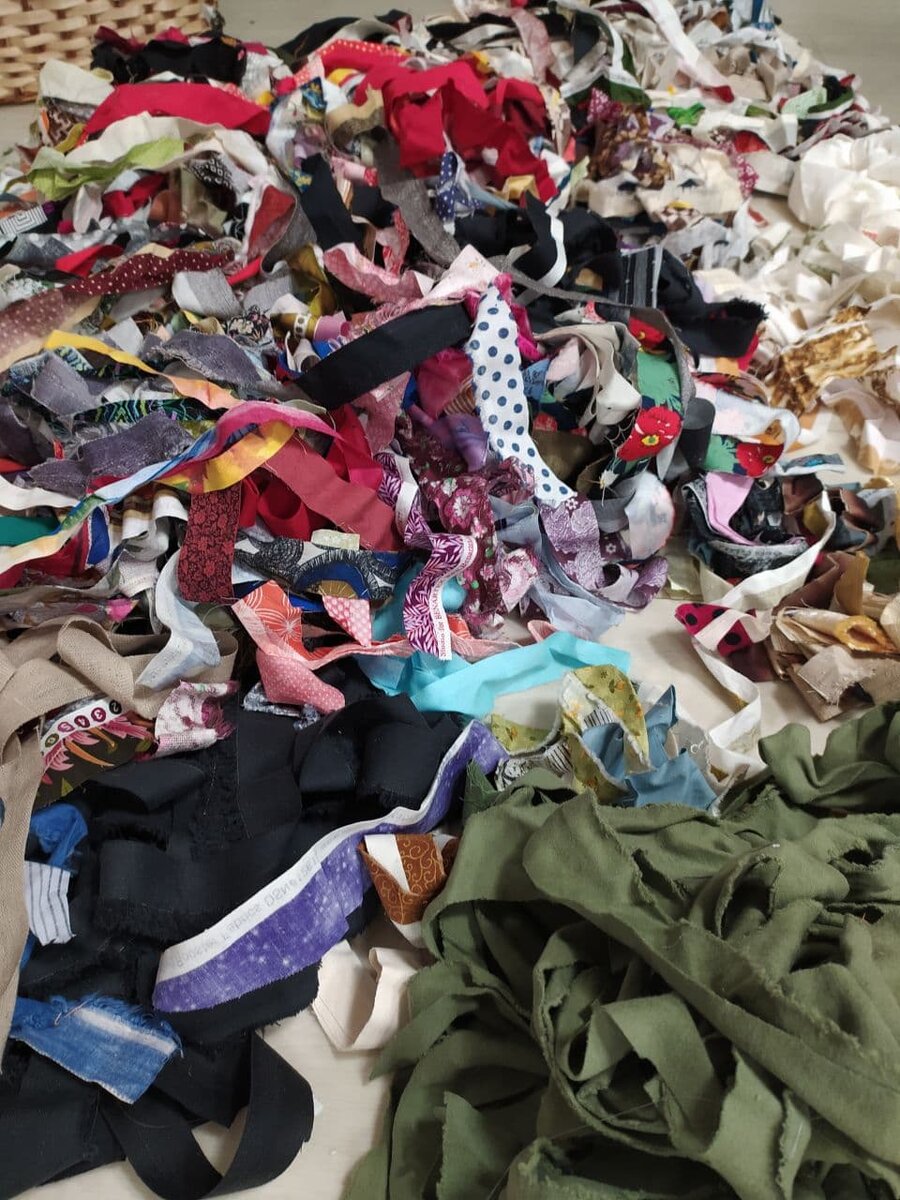 Кромка это-долевая нить ткани, плотный край,который срезается и выбрасывается. Я срезаю кромку примерно 3 см. У меня их накопилась много за 10 лет увлечения лоскутным шитьем.