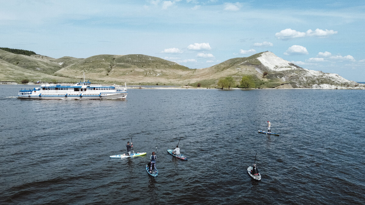 Меловые отложения осыпаются с кромки горы, образуя неповторимый рельеф