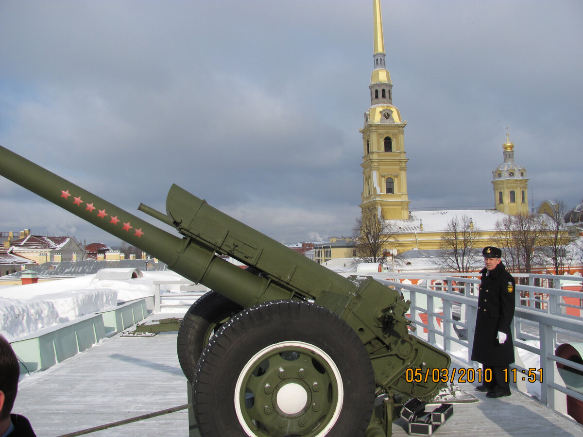 Пушка на Нарышкином бастионе Петропавловской крепости.