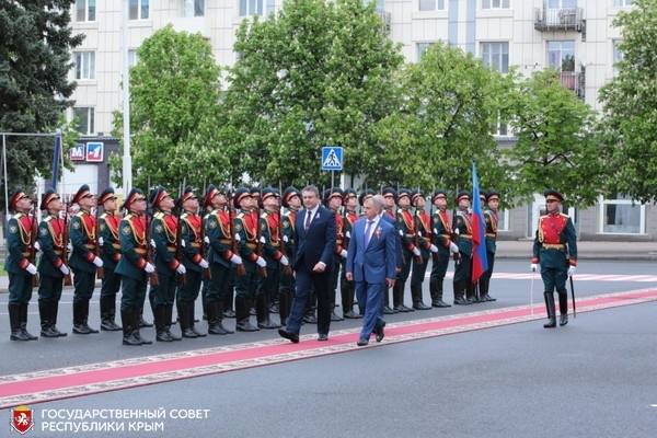 В. Константинов и Л. Пасечник приветствуют роту почётного караула