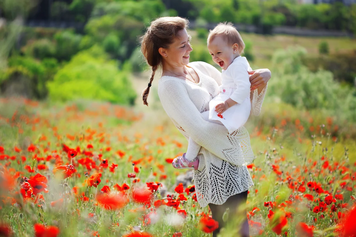 Мать и ребенок на природе. Мама с малышом на природе. Женщина с ребенком в поле. Малыш и мама.