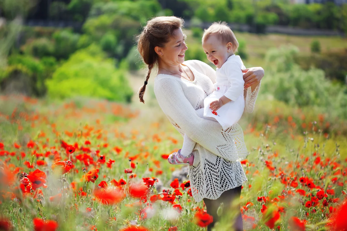 Какое время маме. Мать и ребенок на природе. Мама с малышом на природе. Женщина с ребенком в поле. Малыш и мама.