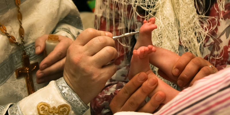 Крестильные рубашки стоят от 900 рублей, а за 2-3 тысячи можно купить крестильный набор