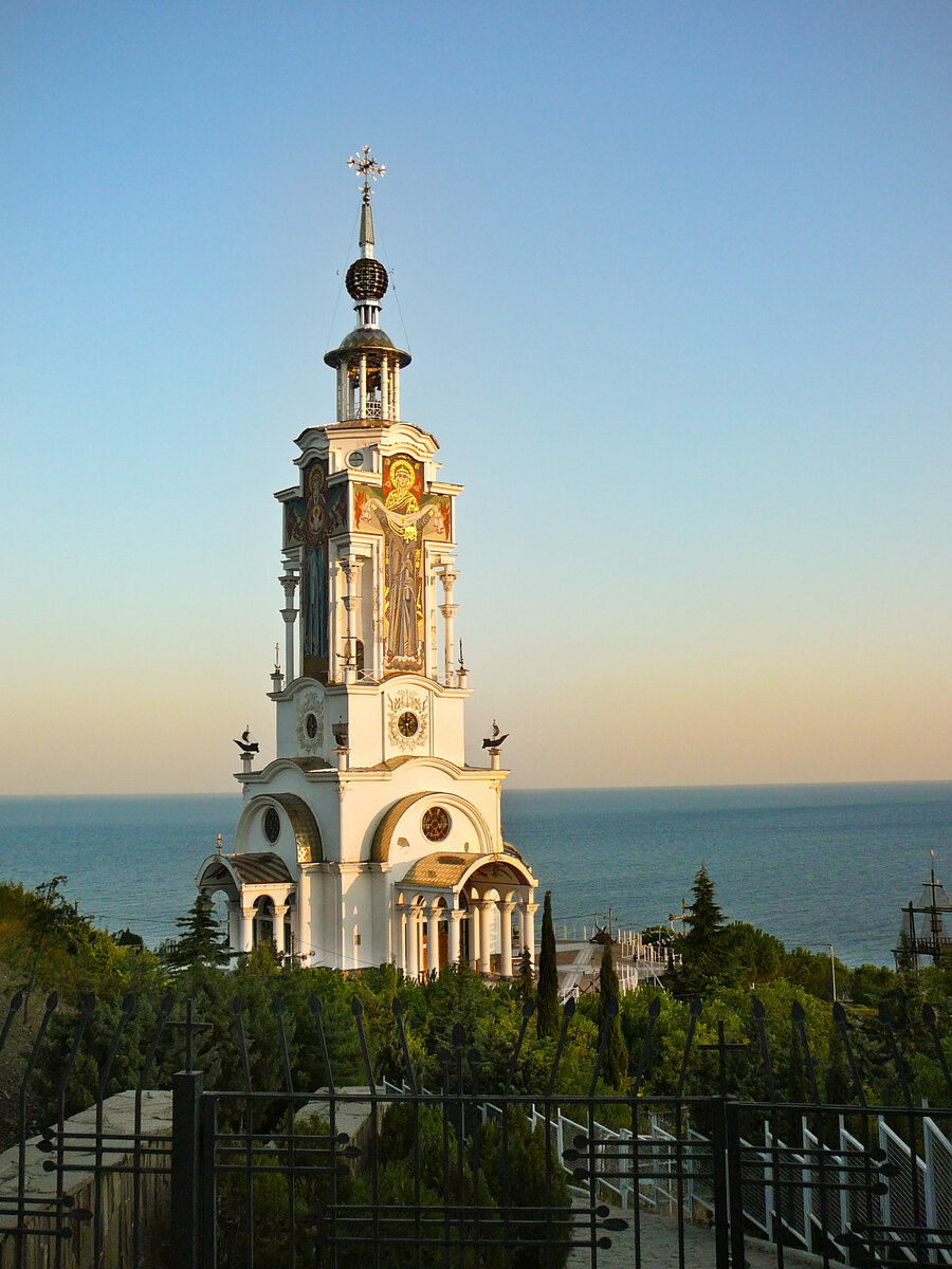 На берегу моря, на вершине горы, сверкает на солнце золотым куполом самый высокий храм, построенный в Крыму. Храм-маяк Святителя Николая Чудотворца.