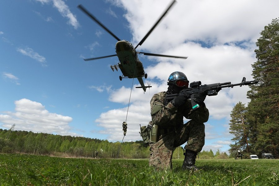Российские военнослужащие во время тренировки по десантированию из вертолета Ми-8 - Фото:  ДОНАТ СОРОКИН/ТАСС