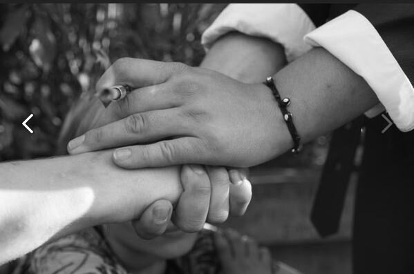 Кажется, парень, который делал эти фото, сейчас стал классным фотографом - и даже выигрывает какие-то призы на выставках. Не уверена, что он сам вспомнит, кто там прячется за руками...