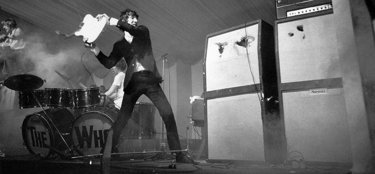 Пит Таунсенд ломает гитару. Фото из яндекс картинок