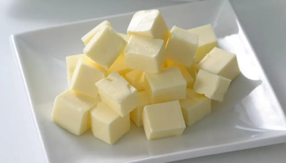 Масло порционными кусками - примерно, такие обычно и давали в различных учреждениях //фото из открытых источников