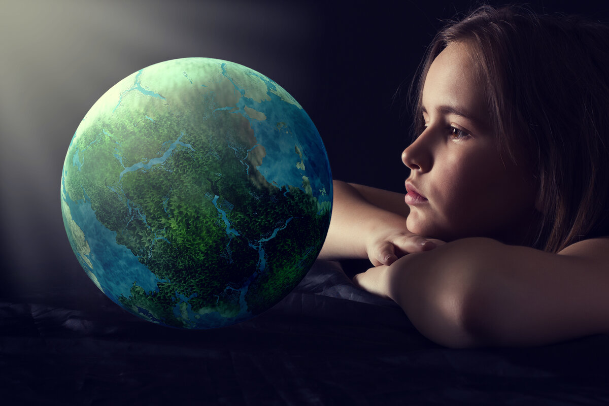 Жизнь на земле это большая. Девушка и планеты. Девочка с планетами. Мир познания. Планета людей.