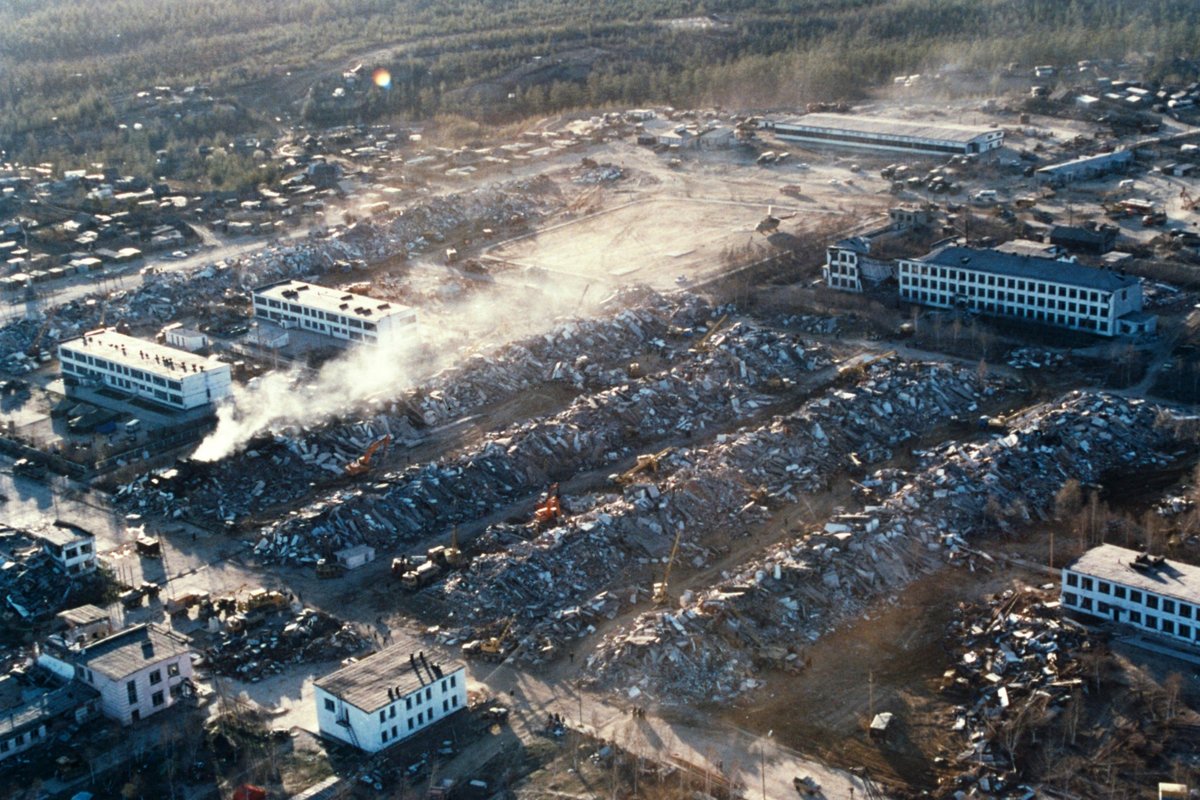 Землетрясение на Сахалине 1995 Нефтегорск. Землетрясение 1995 года в Нефтегорске. 28 Мая 1995 Нефтегорск землетрясение.