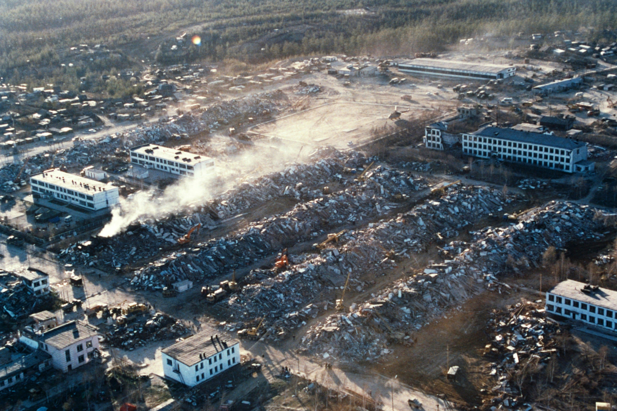 1995 год землетрясение. Землетрясение на Сахалине 1995 Нефтегорск. Землетрясение 1995 года в Нефтегорске. 28 Мая 1995 Нефтегорск землетрясение.