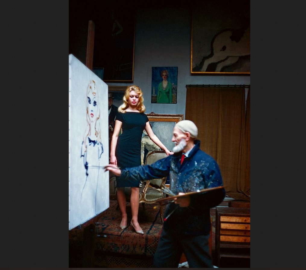 Брижит Бардо позирует для портрета. Фото из открытого источника в Яндексе.