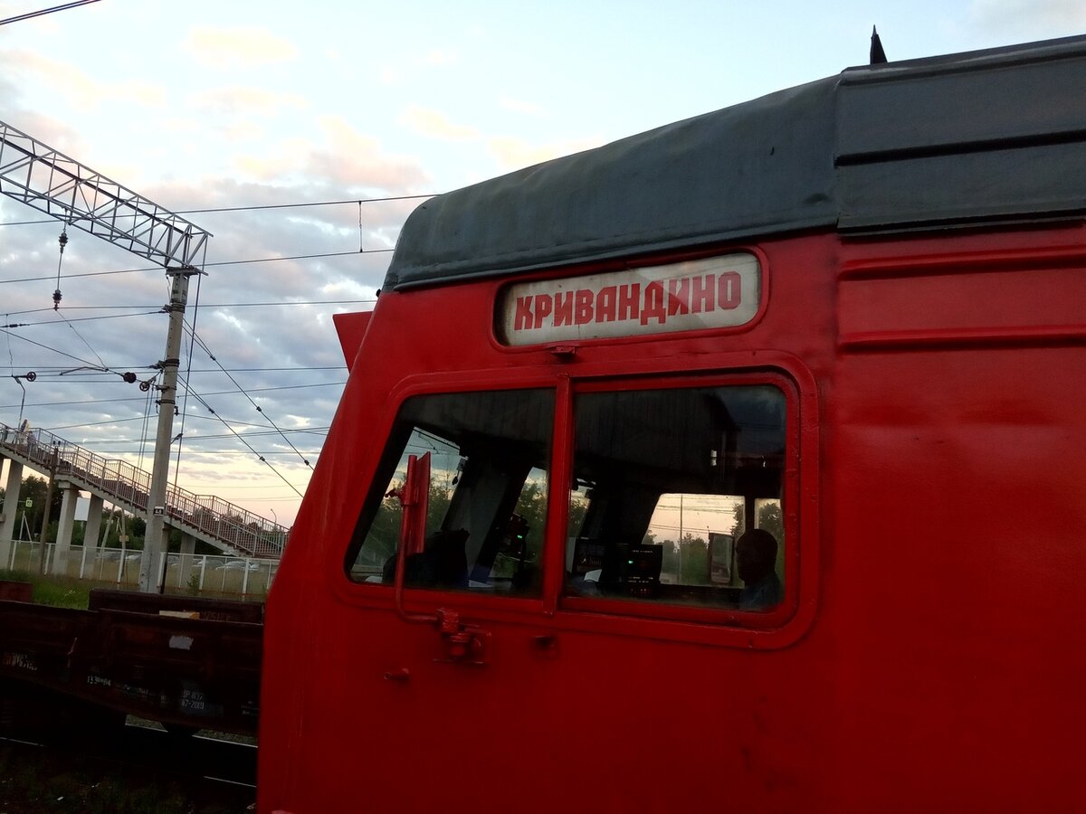 Электричку на Шатуру режем по Куровской, электричку на Черусти - по Кривандино. Все тот же июль 2021, все те же ремонты тех же путей за Шатурой, все те же укороты. на фото - ЭД2Т-0042 готова отправиться со ст. Шатура на Кривандино. В Куровской (ТЧ-26) нашелся и соответствующий маршрутник со старых времен. респект, что сохранили!