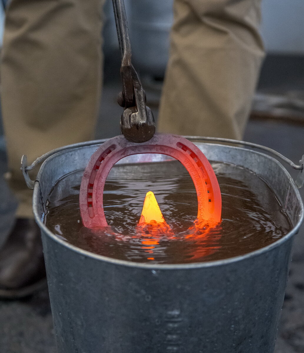 Для закаливания металлов применяется твердый углерод, как, например, древесный уголь, и азотистые соединения, как рог, кожа, разные соли, глина и так далее.