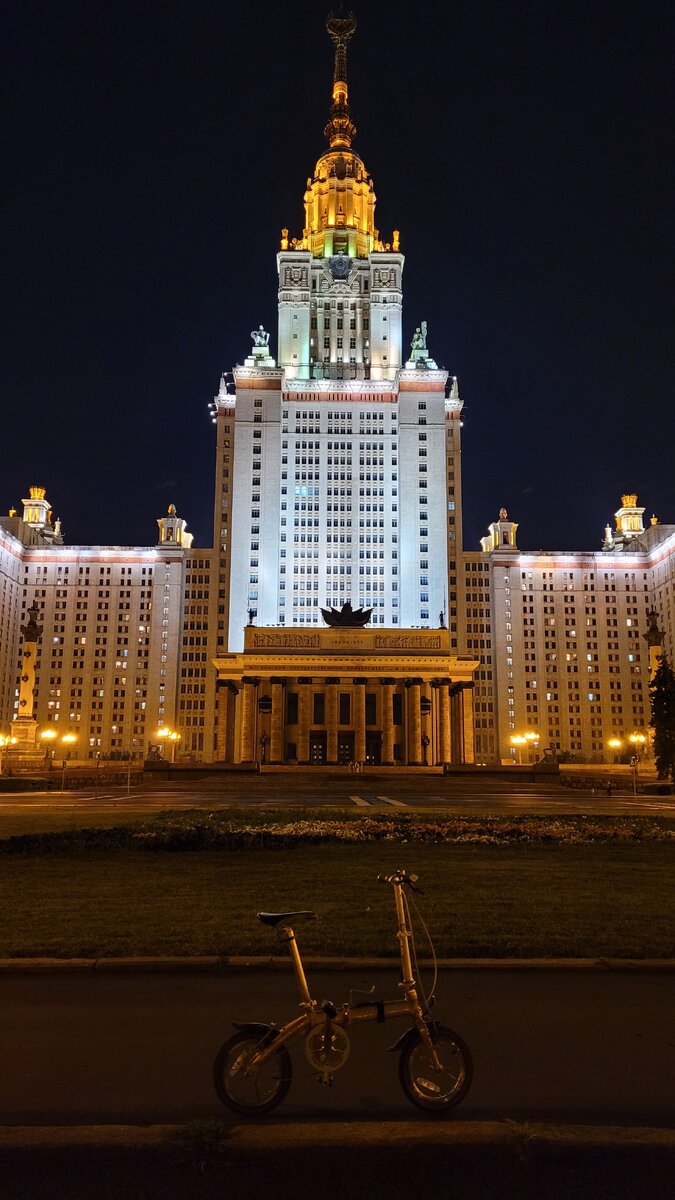 Мой конь на фоне МГУ