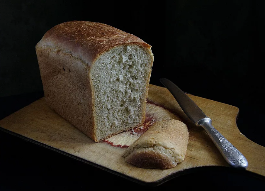 Ломоть хлеба. Краюшка хлеба. Натюрморт с хлебом. Необычный хлеб.