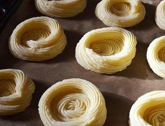 Импровизированные гнезда из картофельного пюре