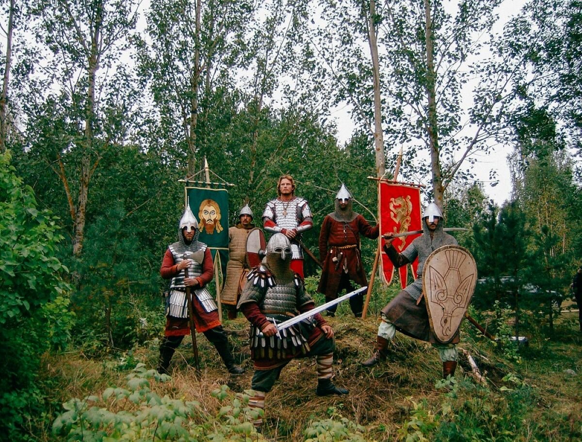 Реконструкторы в рыцарских доспехах / Фото: пресс-служба арт-кластера «Таврида» 