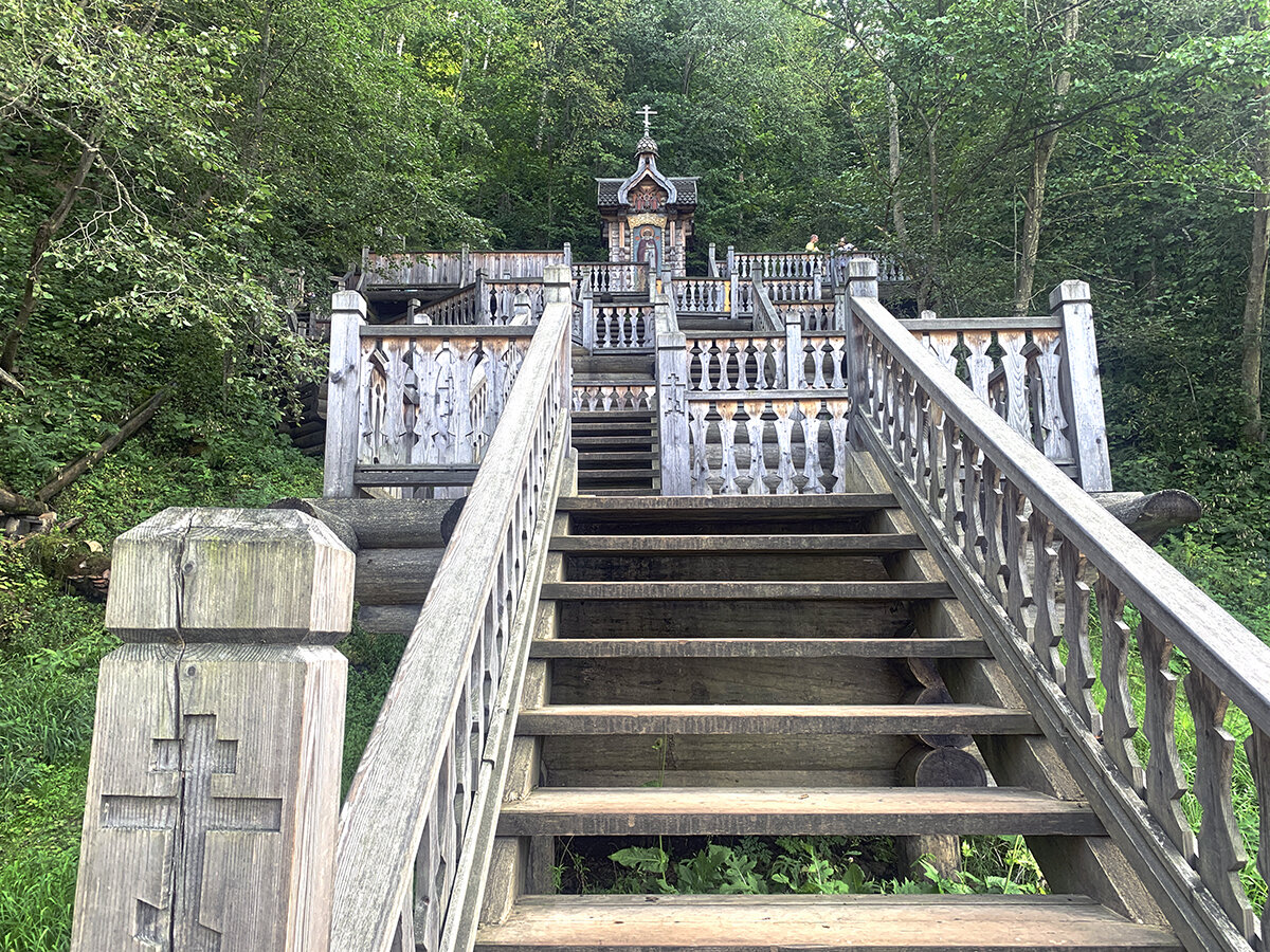 Лестница, по которой поднимаются к верхним ключам. Фото автора. Листайте галерею, чтобы увидеть больше