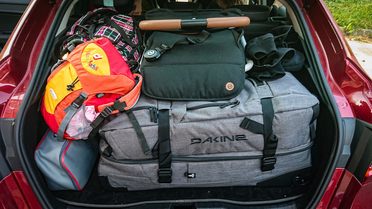 Багажник автомобиля Lada Vesta SW вмещающий 4 сумки и детскую коляску.