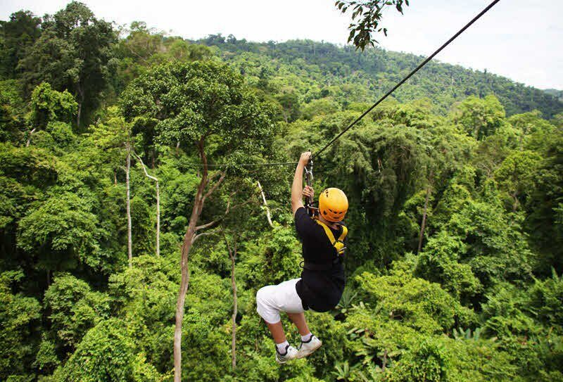 Zipline над водопадами в Тайланде