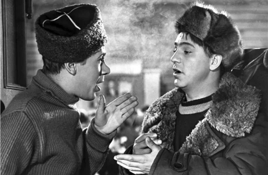 Фильм "Девчата" 1961 год. Данная шапка скорей всего означает, что человек на Урал приехал откуда-то с Кубани