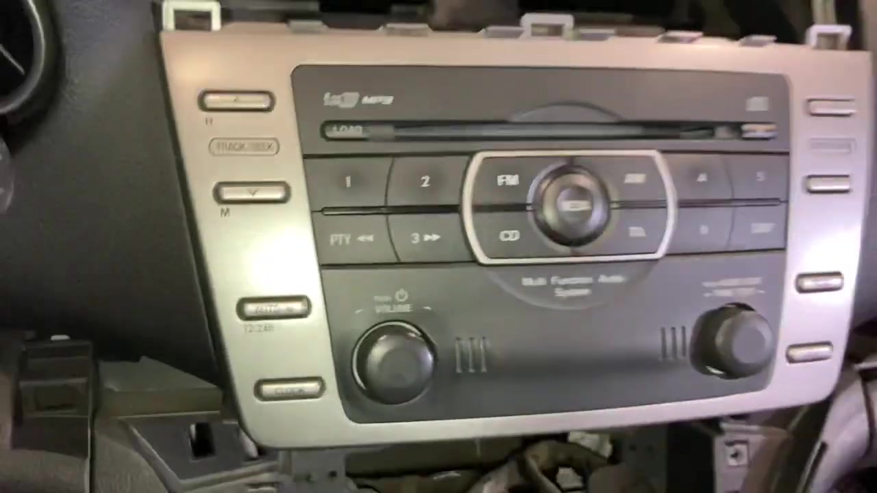 Mazda 6 - Как снять штатное головное устройство/Mazda 6 - How to remove the OEM 