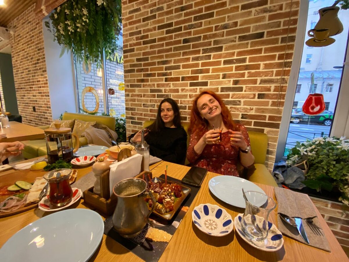 Как говорит моя мама: "Виталина, ты всегда со стаканом". Я всегда с армудой в обнимку, на 70% состою из чая)) У меня самая настоящая чайная зависимость. 