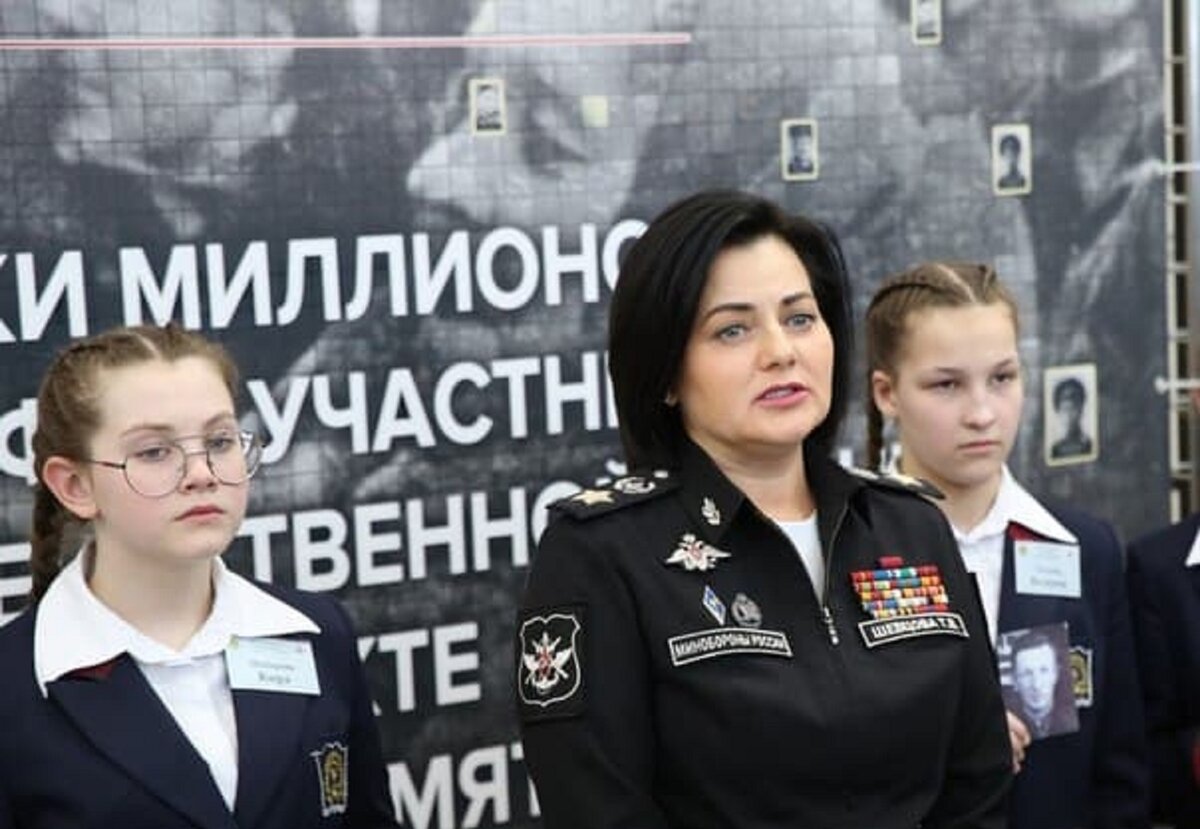 Фото от пресс-службы Минобороны. Татьяна Шевцова с воспитанницами Московского  "Пансионата Минобороны России".