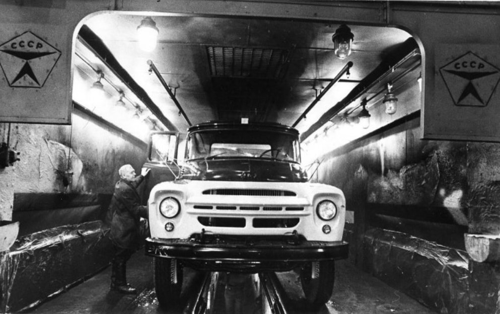 Производство на ЗИЛ. (Яндекс-картинки).