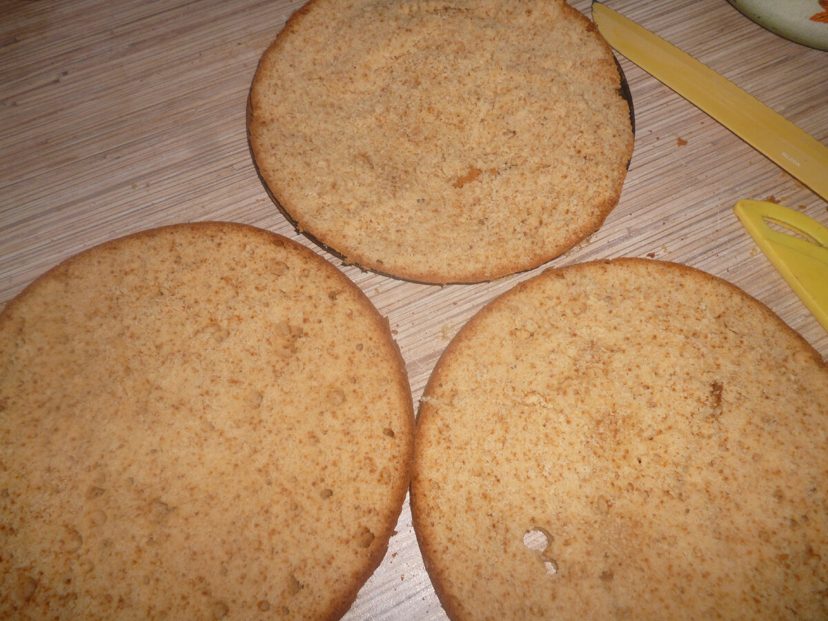5 бисквитов. Рецепт медового торта без раскатывания коржей. Чем проще разрезать бисквит фото.