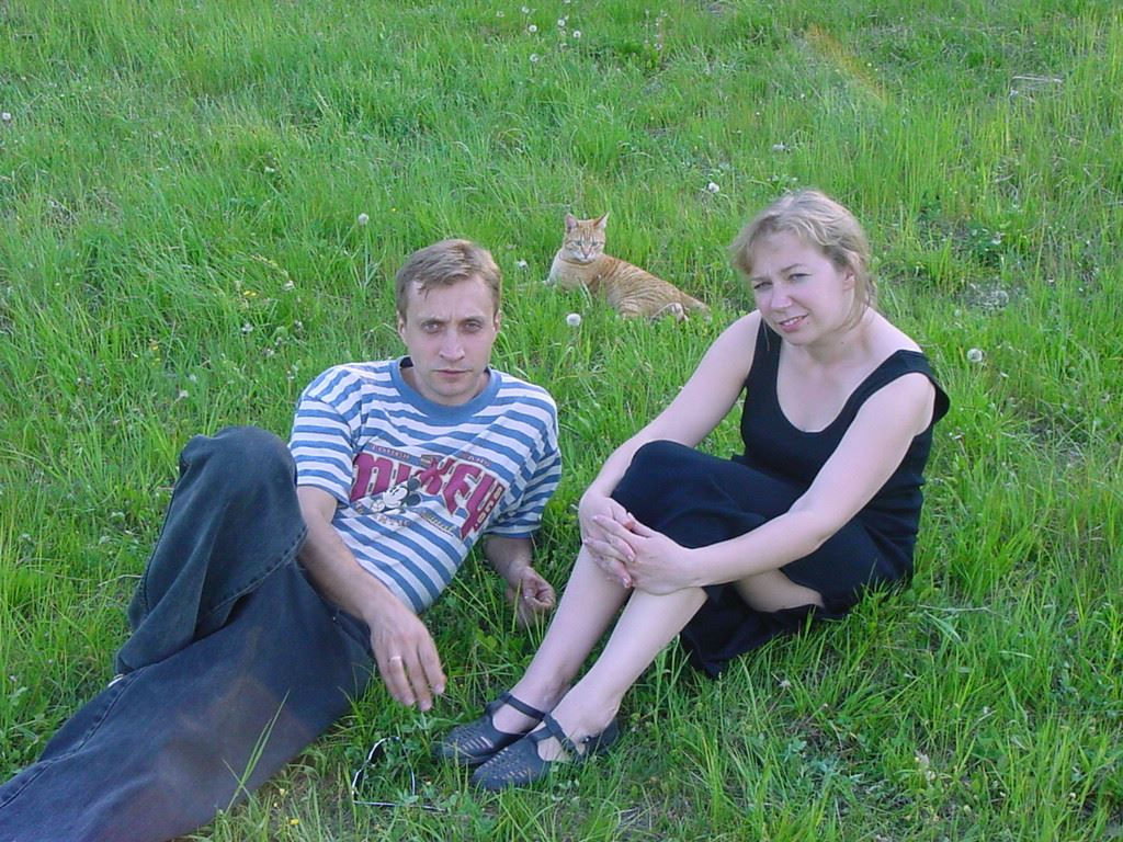 Ваш покорный слуга с супругой и котом на прогулке - в возрасте героя книги. 