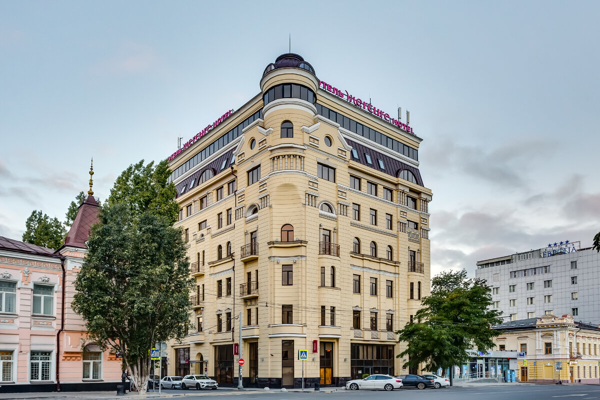 Mercure был первым четырехзвездочным отелем, открывшимся в Ростове-на-Дону под международным брендом. С 2014 года этот проект задает в городе высокую планку в сфере культуры гостиничного обслуживания и соответствует всем стандартам международного туризма. Он находится в историческом центре, недалеко от здания Правительства и главного туристического променада – Соборного переулка. Здесь, как нигде в городе, ощущается дух благородной старины. Пешком можно дойти до красивой набережной Дона, до множества уютных кафе и видовых ресторанов. 