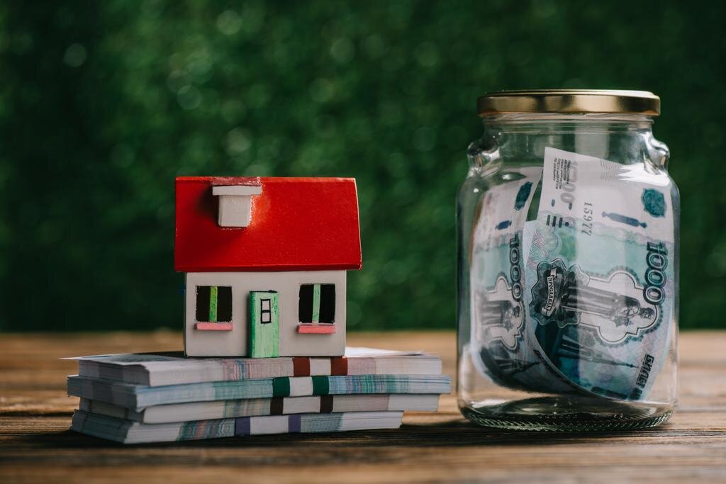 картинку взяли с сайта: https://cdn.crello.com/api/media/medium/239614814/stock-photo-close-view-glass-jar-money