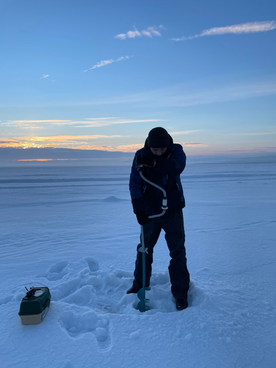Проведя 17 часов за рулём, у меня хватило сил и азарта пойти на озеро, попытать свою удачу в ловле рыбки. 