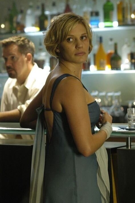 От такой неожиданной красоты и упасть можно. Но военные на ногах крепко стоят, поэтому Ли всего лишь теряет дар речи) 