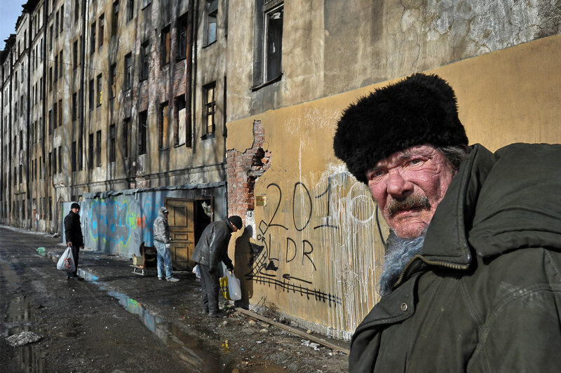 Целуется с бомжами в питере. Бедные улицы России. Нищий город.