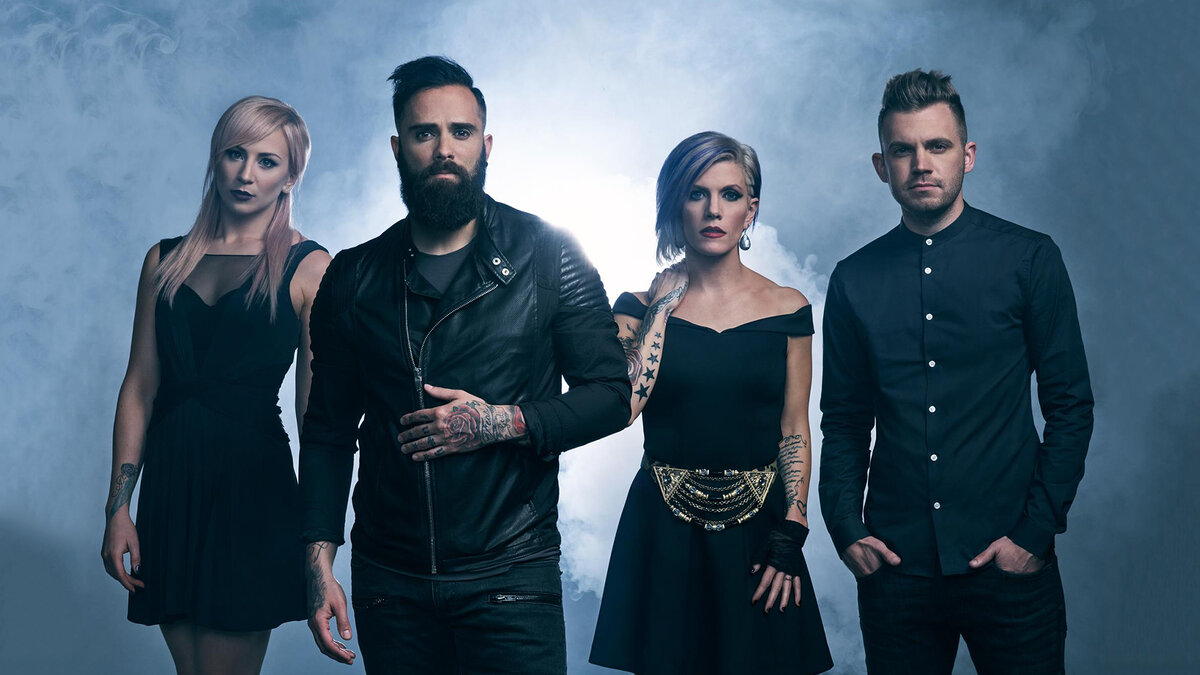 Литературный перевод Skillet - Whispers in the Dark