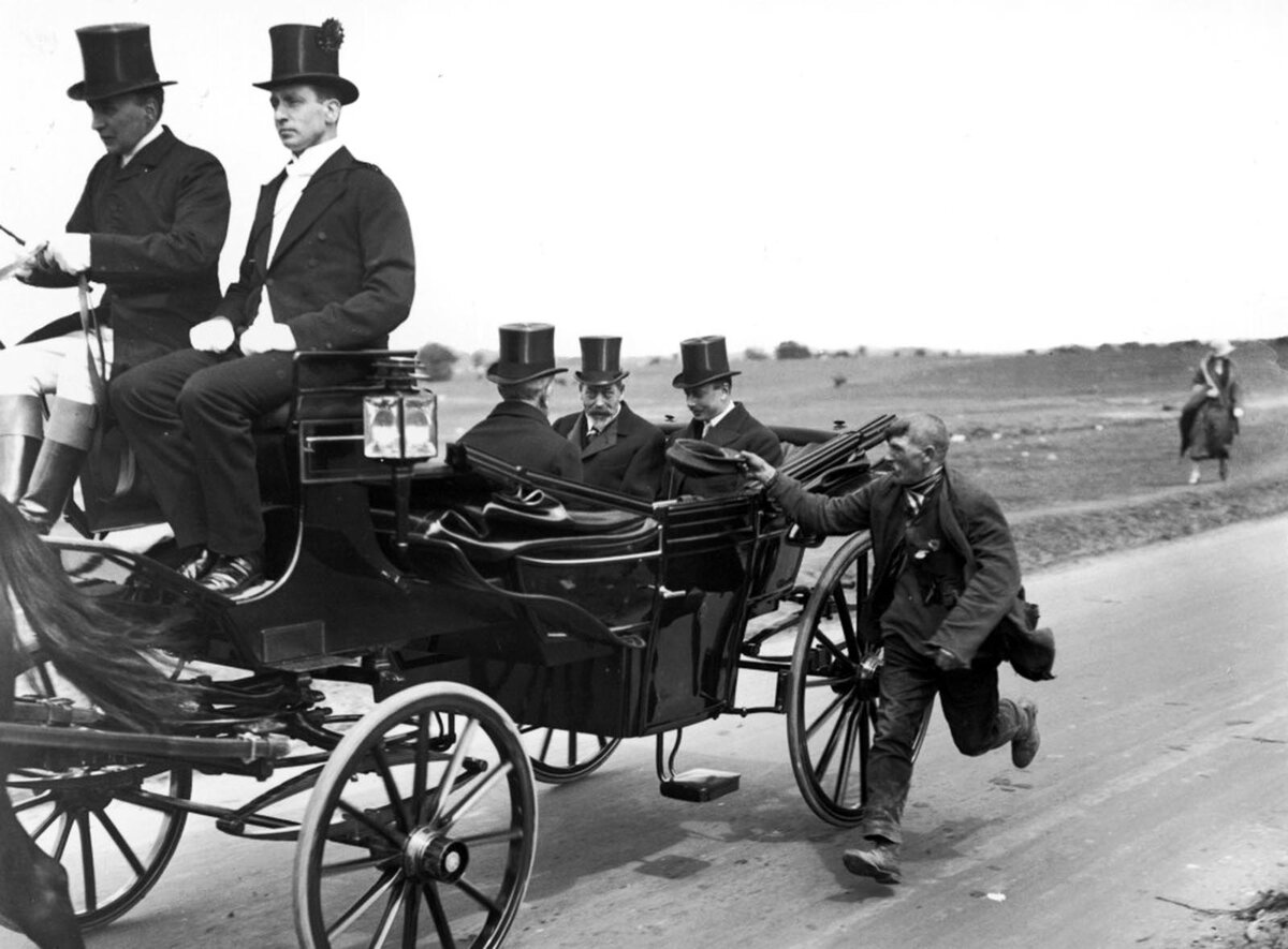 Нищий бежит за экипажем британского короля Георга V, 1920 г.